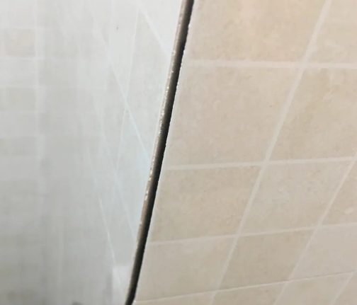 八宿瓷砖空鼓维修公司分享阳台瓷砖脱落的修复过程可以分为以下几个步骤
